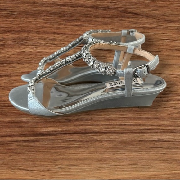 Women’s BADGLEY MISCHKA Silver T-Strap Yadira Wedge Leather Sandals, SZ. 6. - Picture 3 of 13